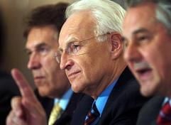 Bayerns CSU-Landesgruppenchef Michael Glos, Bayerns Ministerpräsident Edmund Stoiber und Bayerns Finanzminister Kurt Faltlhauser am bei einer Pressekonferenz im oberbayerischen Wildbad Kreuth. (Foto: dpa)