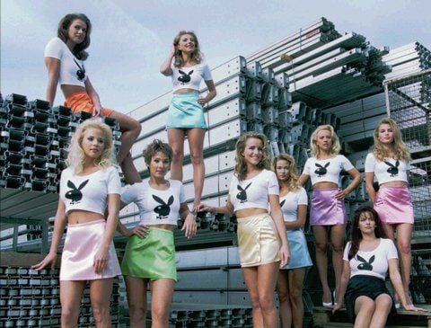 Playmates des Männermagazins «Playboy» posieren in München auf einer Baustelle (Foto vom 27.10.1985). (FOTO: DAPD)