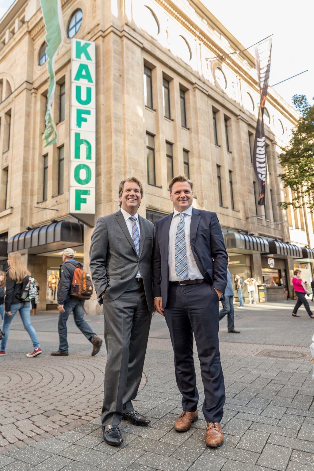 Don Watros, President von HBC International (links), und Olivier Van den Bossche, Vorsitzender der Geschäftsführung von Galeria Kaufhof.