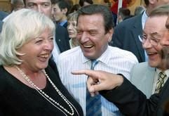 Ausgelassen unterhalten sich Bundesfamilienministerin Renate Schmidt, Bundeskanzler Gerhard Schröder und der Vorsitzende der SPD, Franz Müntefering (v.l.), am Dienstag (28. Juni 2005) während des Hoffestes der SPD in Berlin. (Foto: dpa)