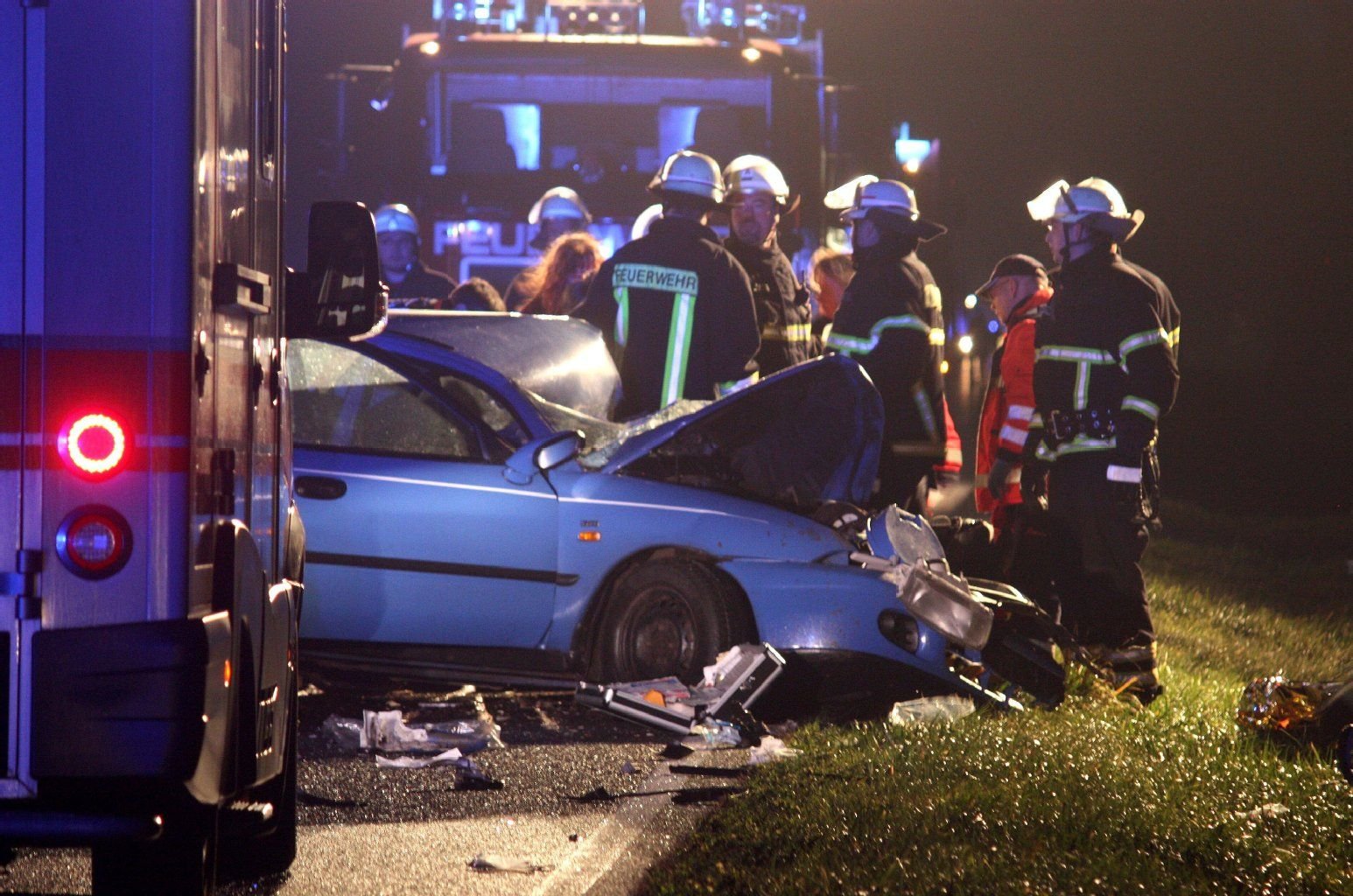 Rettungskräfte stehen am Ort eines schweren Verkehrsunfalls auf der Bundesstraße B 189 zwischen Rochau und Groß Schwechten. Ein Pkw stieß aus noch ungeklärter Ursache mit einem Transporter zusammen.