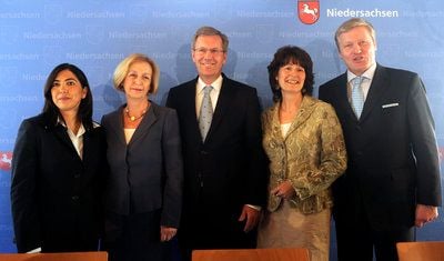 Niedersachsens Ministerpräsident Christian Wulff (CDU, M.) posiert im Gästehaus der Landesregierung in Hannover bei der Bekanntgabe seiner neuen Kabinettsmitglieder mit Sozialministerin Aygül Özkan (CDU, v.l.), Wissenschaftsministerin Johanna Wanka (CDU), Landwirtschaftsministerin Astrid Grotelüschen (CDU) und Kultusminister Bernd Althusmann (CDU) hinter dem Podium. (FOTO: DDP)