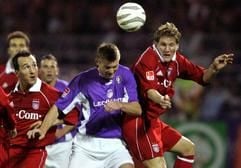 Kopfballduell zwischen Aues Andrzej Juskowiak (M.) und Münchens Bastian Schweinsteiger (r.), Bayern-Akteur Jens Jeremies schaut zu. (Foto: dpa)