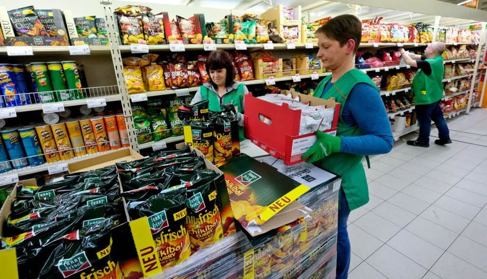 Nicole Schröder (rechts) räumt bei Globus Ware in die Regale.