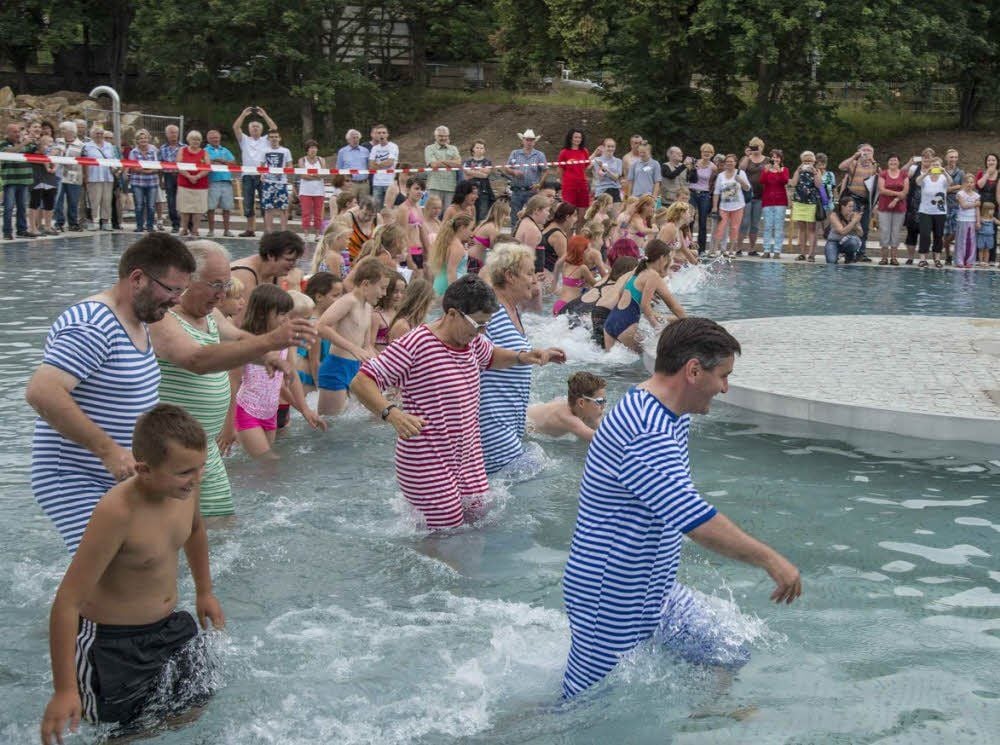 Bürgermeister Thomas Balcerowski (rechts) beim Anbaden.