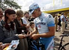 Robert Förster vom Team Gerolsteiner schreibt vor dem Start in Pforzheim Autogramme für seine Fans. (Foto: dpa)