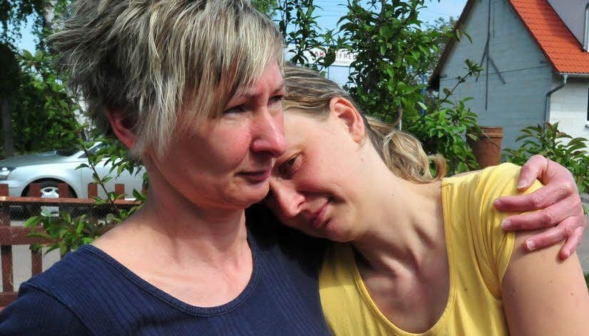 Dagmar Kahlert (links) tröstet Blitzopfer Nancy Nagl.