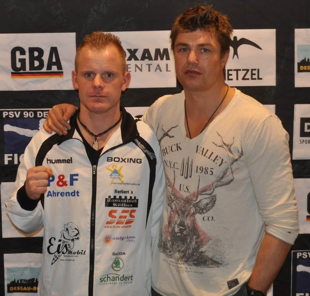 Mathias Zemski (links) und sein Trainer Dirk Dzemski warten schon auf Vito Vendetta.