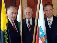 Die Ministerpräsidenten Wolfgang Böhmer, Georg Milbradt und Dieter Althaus (l-r, alle CDU) stehen am Donnerstag (07.04.2005) in Erfurt neben ihren Landesflaggen für ein Gruppenbild beisammen. (Foto: dpa)