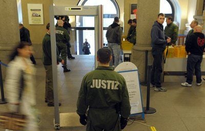 Besucher werden vor dem Verhandlungsbeginn im Amtgsgericht Leipzig kontrolliert. Vier Angeklagte müssen sich wegen schwerer Körperverletzung und Bedrohung verantworten. (FOTO: DPA)