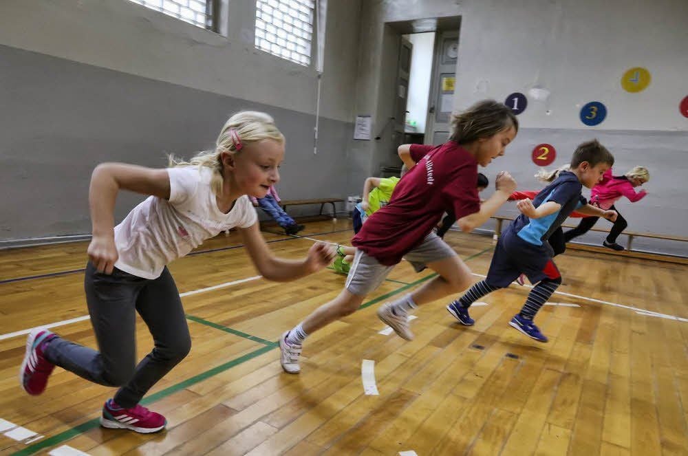 Erst- und Zweitklässler der Grundschule Allstedt haben in der Turnhalle viel Spaß beim Sporttreiben wie man sieht.