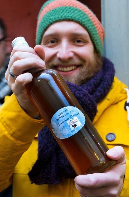 Marco Jänicke präsentiert den Weihnachtstrunk der Kultur-Chaoten.