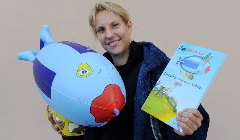 Luftschiffpilotin Pia Marie Witt mit Zeppi-Rotnase und dem Buch.
