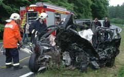 Feuerwehrleute bergen am Samstag (4. Juni 2005) einen zerstörten Pkw an der Bundesstraße 96 bei Ralswiek auf der Ostseeinsel Rügen. (Foto: dpa)