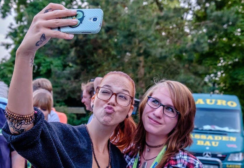 Sängerin Stefanie Heinzmann (links) überzeugte die 16-jährige Lena Riedel aus Pratau beim persönlichen Treffen mit Offenheit und Charme.