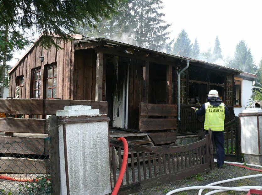 Diesen Bungalow in Friedrichsbrunn soll der Mann angezündet haben.