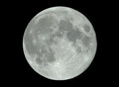Der Vollmond strahlt über Hamburg. (Foto: dpa)