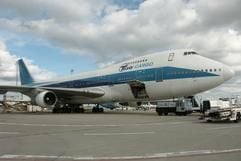 Eine Boeing 747-200F der russischen Frachtfluggesellschaft TESIS steht am Sonntag (22.10.2006) zur Abfertigung auf dem Flughafen Leipzig/Halle. (Foto: dpa)