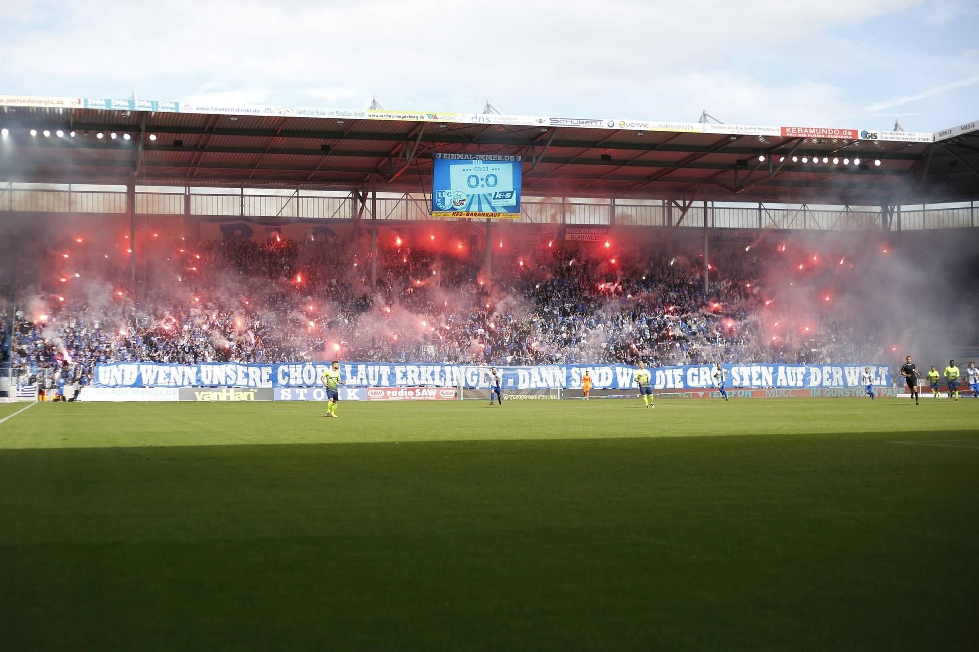 Pyrotechnik vor dem Anpfiff des Heimspiels gegen Hansa Rostock - das wird teuer für den FCM.
