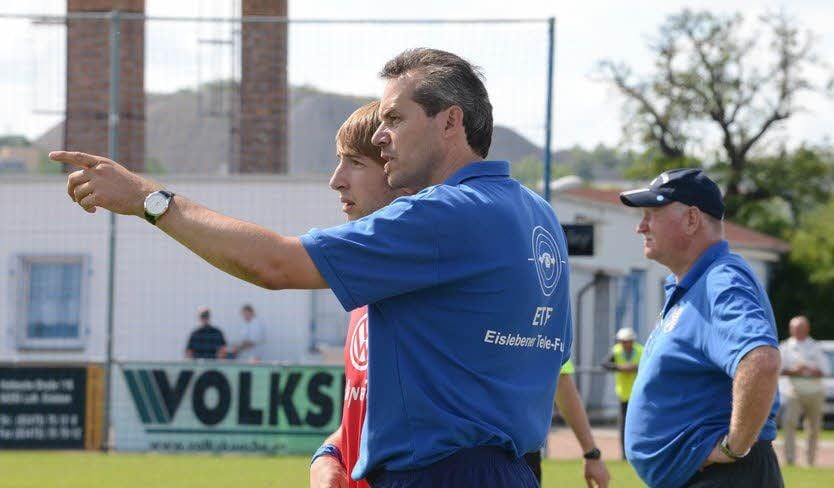 MSV-Trainer Pfefferle gibt Einwechsler Luca Hinnenkamp noch Hinweise.