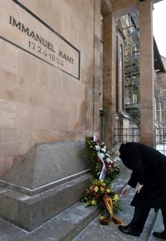 Bundesaußenminister Joschka Fischer richtet am Donnerstag (12.02.2004) in Kaliningrad (das frühere Königsberg) die Kranzzschleife am Grab Immanuel Kants. (Foto: dpa)
