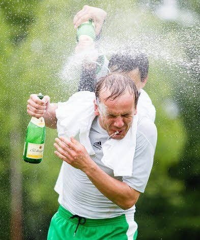 Sekt anstatt Weißbier: Für die Chemie-Kicker gab es kein Halten mehr.