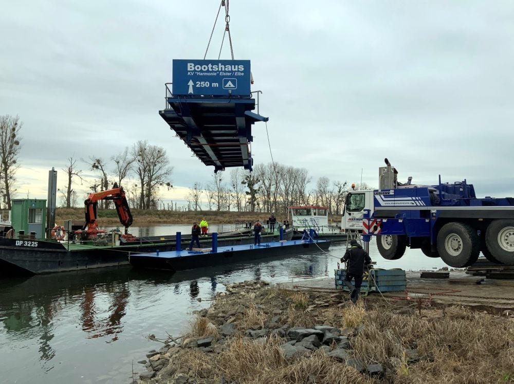 Der große Mobilkran hebt die Hubplattform auf den bereits im Wasser liegenden Ponton des Schiffsanlegers - zusammen etwa 20 Tonnen.