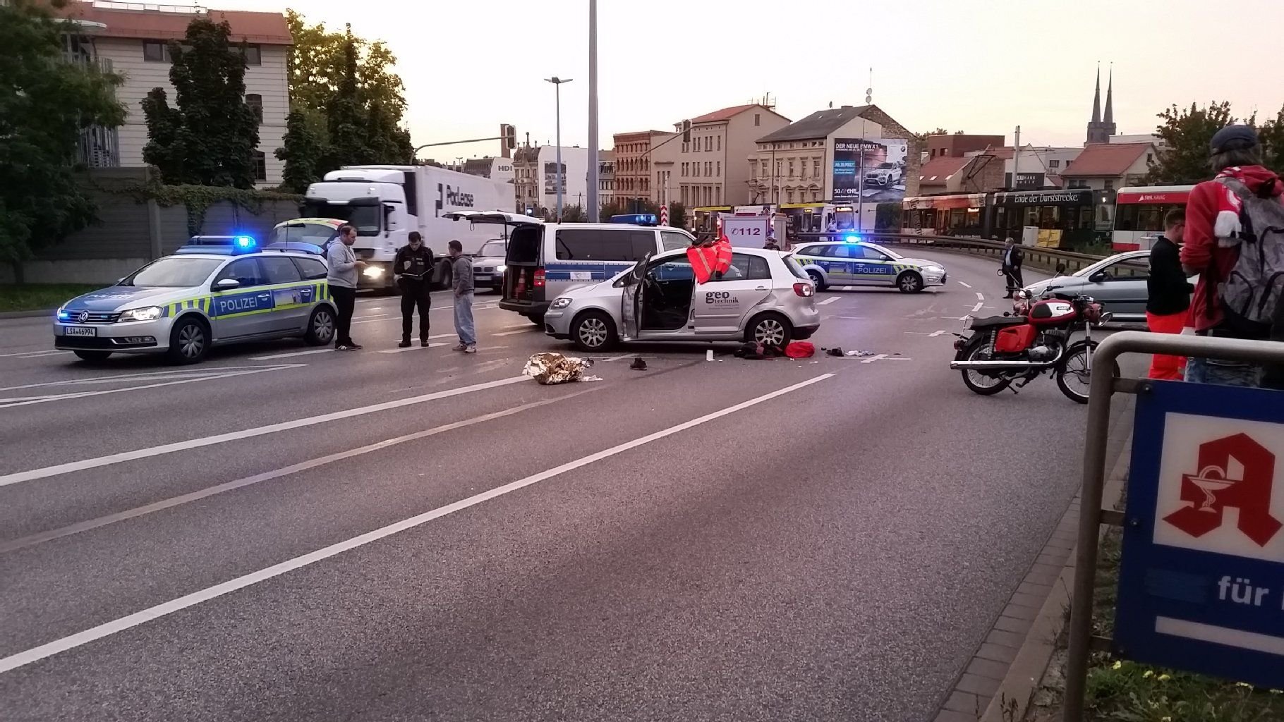 Am Samstagabend kam es zu einem schweren Unfall am halleschen Weißenhausring. Ein Motorrad ist mit einem Pkw kollidiert.