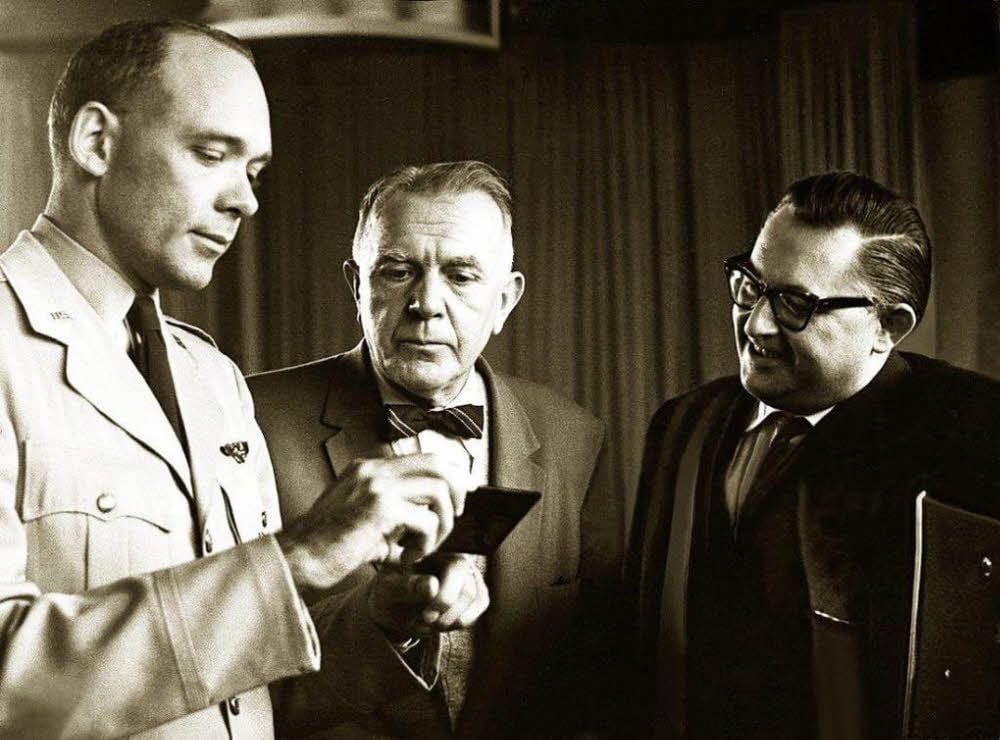 Der Raketeningenieur und Publizist Heinz Gartmann (re.) im Gespräch mit den Weltraummedizinern David G. Simons und Hubertus Strughold im Januar 1959