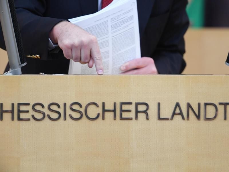 „Hessischer Landtag” steht im Plenarsaal des hessischen Landtags auf dem Rednerpult. Foto: Arne Dedert/Archiv