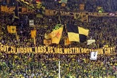 Fans von Borussia Dortmund machen Stimmung im Stadion. (Foto: dpa)