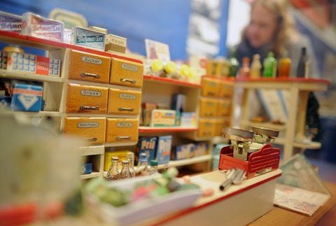 Ausstellung «Was darf's denn sein? Kinderträume Kaufmannsläden». Über 40 liebevoll bestückte Kaufmannsläden aus 100 Jahren werden in Berlin gezeigt. (FOTO: ZB-FUNKREGIO)