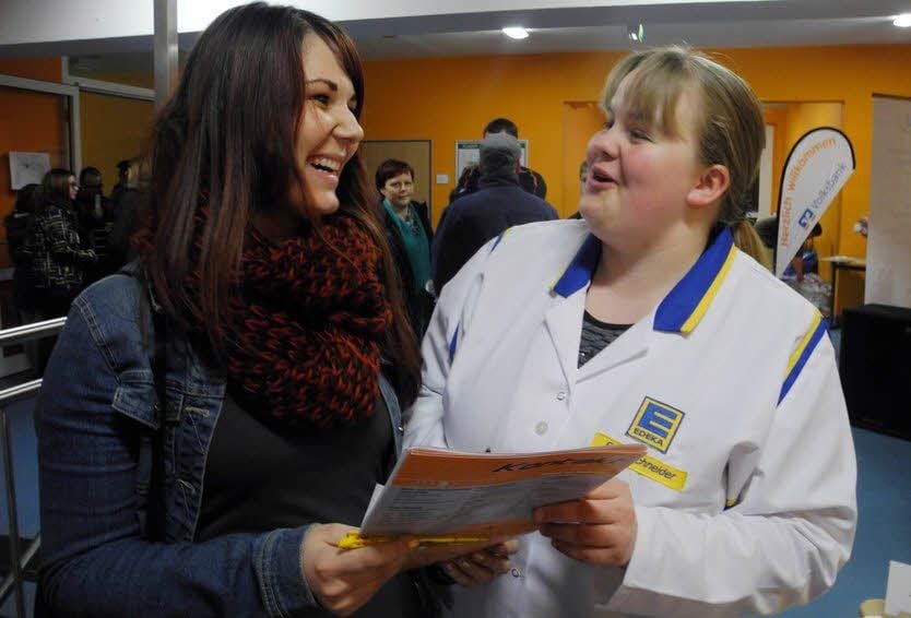 Interessiert hört Sophie Kliem zu, als Mandy Schneider, stellvertretende Marktleiterin bei Edeka, die Aufstiegschancen erläutert. Erste Erfahrungen hat die Gymnasiastin bereits im Annaburger Markt gesammelt.