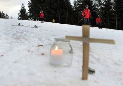 Ein Kreuz an der Unfallstelle auf der Skipiste der Riesneralm in der Obersteiermark erinnert an den Skiunfall vom 01.01.2009. (FOTO: DPA)