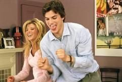 Tom (Ashton Kutcher) ist in Lisa verknallt, die Tochter seinens unausstehlichen Chefs Jack. (Foto: dpa)