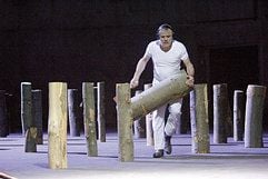 Josef Bierbichler trägt einen Holzstamm in seinem Bühnenstück «Holzschlachten» auf der Schaubühne am Lehniner Platz in Wilmersdorf (Foto vom 21.06.2006).