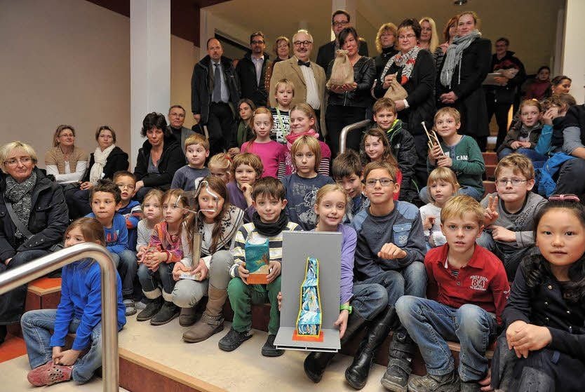 Die Kinder freuen sich auf ihren Trinkbrunnen.
