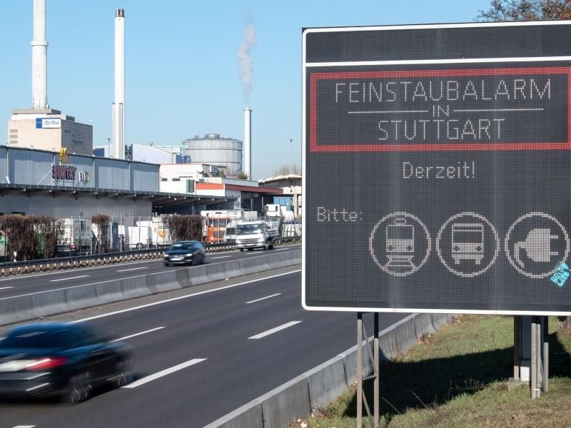 Ein Auto fährt an einem Schild vorbei, das auf den geltenden Feinstaubalarm in Stuttgart hinweist. Foto: Sebastian Gollnow/dpa