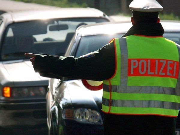 Polizisten, Ordnungsbeamte und Richter müssen sich allerhand Ausflüchte der Autofahrer anhören.
