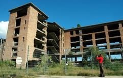 Blick auf denkmalgeschützte Ruinen des einst geplanten Nazi-Projekts «KdF-Seebad der 20 000» in Prora auf der Insel Rügen. (Foto: dpa)