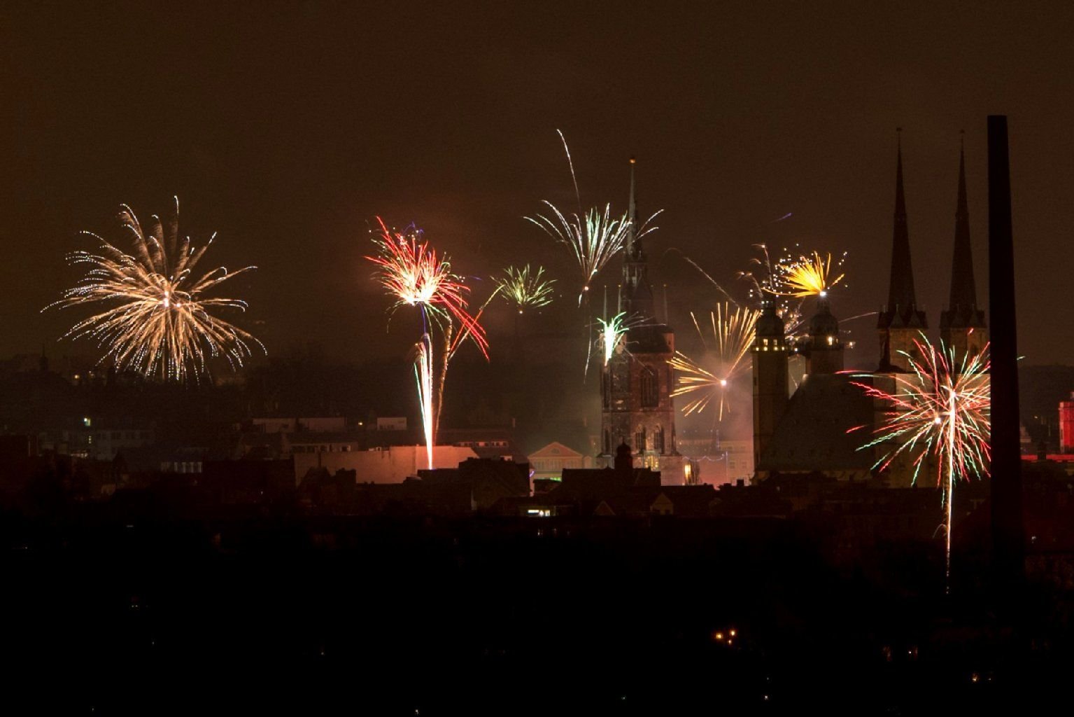 Feuerwerk zur Begrüßung des Jahres 2016 über dem Markt in Halle