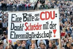 Die Abschlusskundgebung der Leipziger Montagsdemonstration am Montag (30. August 2004) auf dem Augustusplatz in Leipzig. (Foto: dpa)