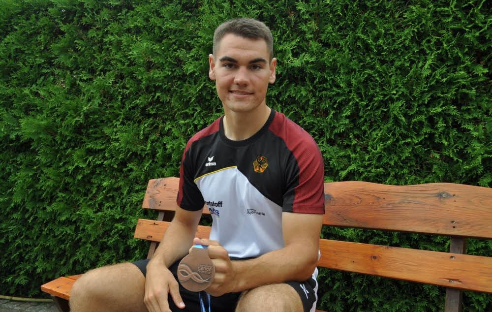 Im heimischen Garten muss Janek Weßel erst einmal den Erfolg bei der WM verdauen.
