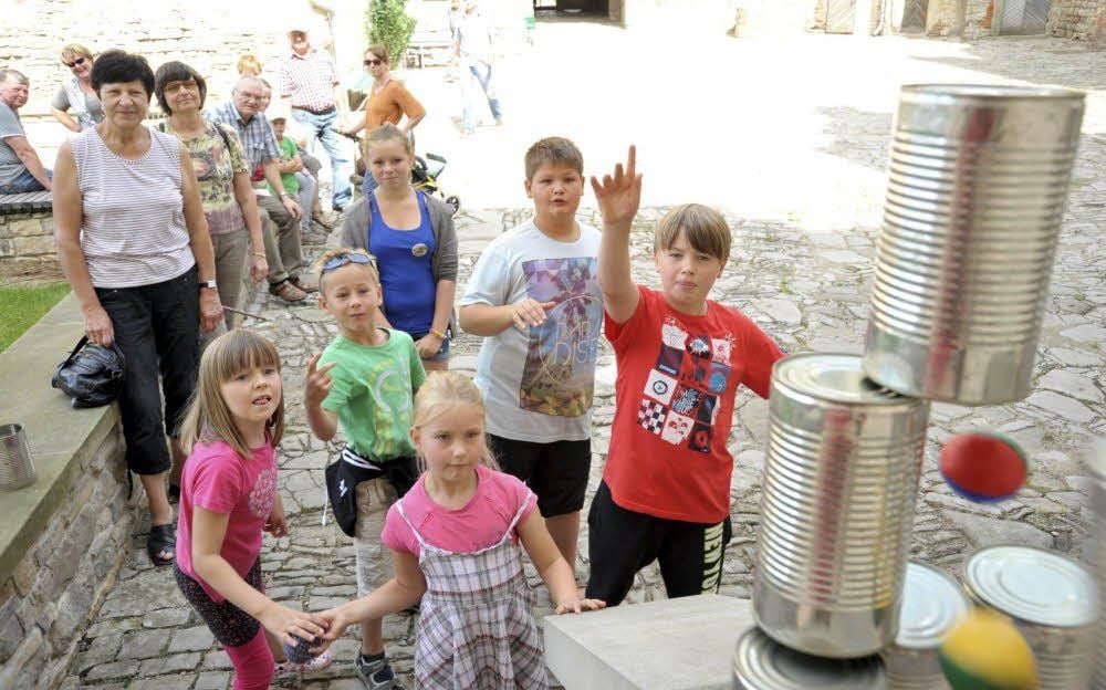 Auf dem kompletten Schlossgelände sind die Stationen aufgebaut, an denen die Besucher sich ausprobieren können.