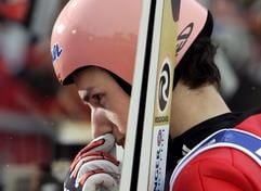 Georg Späth fasst sich am Samstag (19.02.2005) nach seinem ersten Sprung der WM-Konkurrenz von der Normalschanze bei den Nordischen Ski-Weltmeisterschaften in Oberstdorf an die Nase. Der Lokalmatador wurde als bester Deutscher Fünfter. (Foto: dpa)
