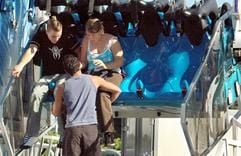 Ein Helfer befreit am Donnerstag (02.09.2004) auf der Kirmes "Schueberfour" in Luxemburg zwei Fahrgäste aus einem High-Tech-Karussell. (Foto: dpa)
