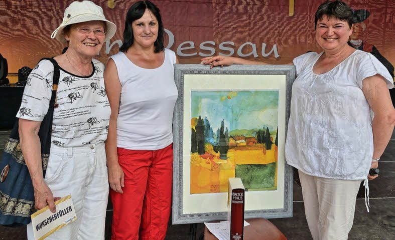 Preisübergabe nach dem MZ-Entenrennen durch Carla Hanus( r.): den Reiseland-Gutschein über 1000 Euro hat Renate Vogel (l.)gewonnen, die Druckgrafik „Bei Arles“ im Wert von 250 Euro Dagmar Zach.