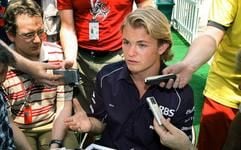 Williams-Pilot Nico Rosberg (20), Sohn von Ex-Weltmeister Keke Rosberg, gibt an der Rennstrecke in Sepang in Malaysia Interviews. (Foto: dpa)