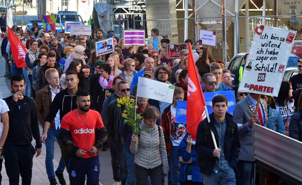 Knapp 150 Menschen haben am Samstag in Weißenfels ein Zeichen für Weltoffenheit und Toleranz gesetzt.
