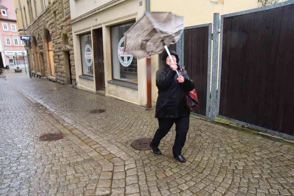 Nur wenige Leute waren unterwegs und trotzten dem Sturm.
